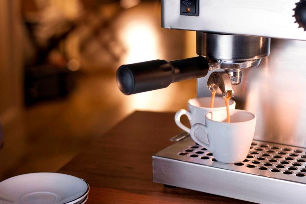 Quali sono i tipi di macchine da caffè e macchine da caffè per la casa: i loro pro, contro e differenze