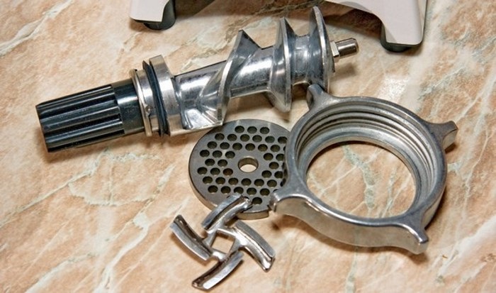 Come inserire un coltello in un tritacarne elettrico e manuale - caratteristiche e regole per l'installazione e il montaggio