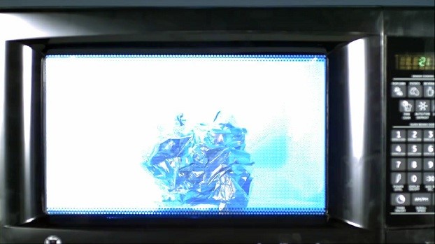 È possibile utilizzare la lamina in un forno a microonde e quali sono le caratteristiche dell'utilizzo della carta stagnola