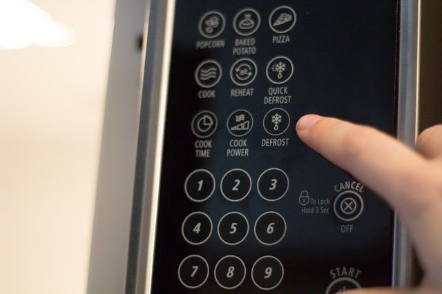 Istruzioni: come accendere il forno a microonde e funzioni aggiuntive del grill o scongelare