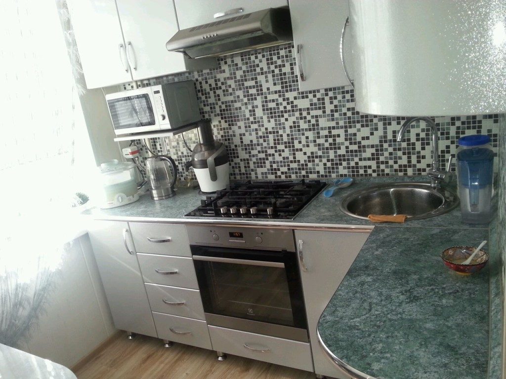 Collegare il forno a microonde sotto un pensile o uno scaffale