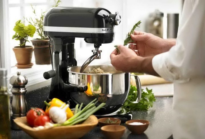 Robot da cucina o frullatore: quale è meglio scegliere? Differenze, vantaggi e svantaggi della mietitrebbia e del frullatore