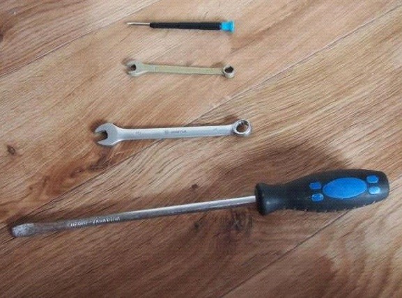 Come cambiare la porta del frigorifero dall'altra parte in diversi modelli - strumenti e istruzioni necessari