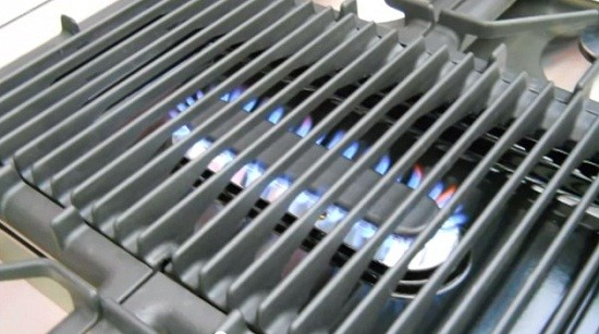 Confronta la stufa ad efesto che brucia Darina Hansa