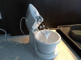 Miscelatori con una ciotola: una panoramica dei migliori modelli del 2018: brevi specifiche e prezzi correnti