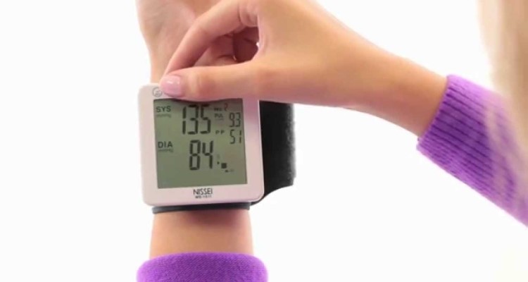 Quale tonometro è meglio scegliere dopo 50? Valutazione dei migliori tonometri al polso per gli anziani