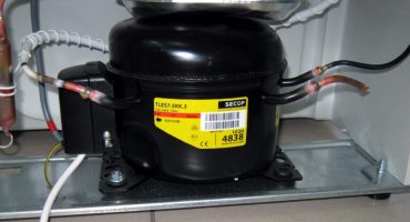 Il frigorifero emette segnali acustici, scatti, ronzii, suoni durante il funzionamento: cosa fare