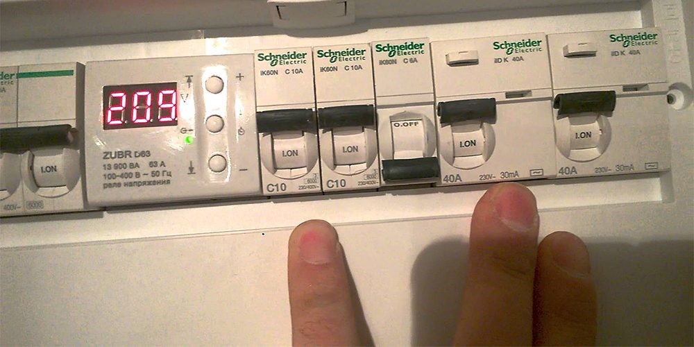 Come proteggere il frigorifero da sbalzi di corrente e dagli effetti di un fornello vicino: metodi collaudati