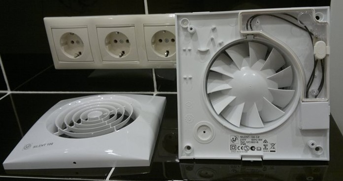 Rimuoviamo e appendiamo un ventilatore in bagno e toilette