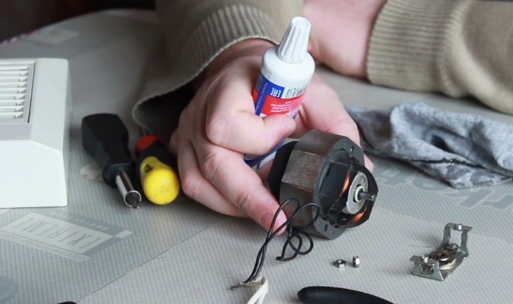 Rimuoviamo e appendiamo un ventilatore in bagno e toilette