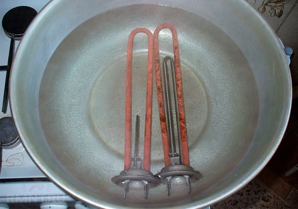 Come pulire la caldaia a casa da ruggine e odori e disinfettare