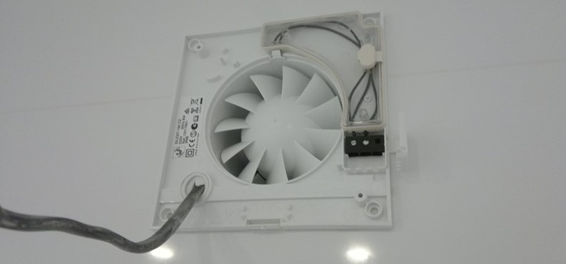 Rimuoviamo e appendiamo un ventilatore in bagno e toilette