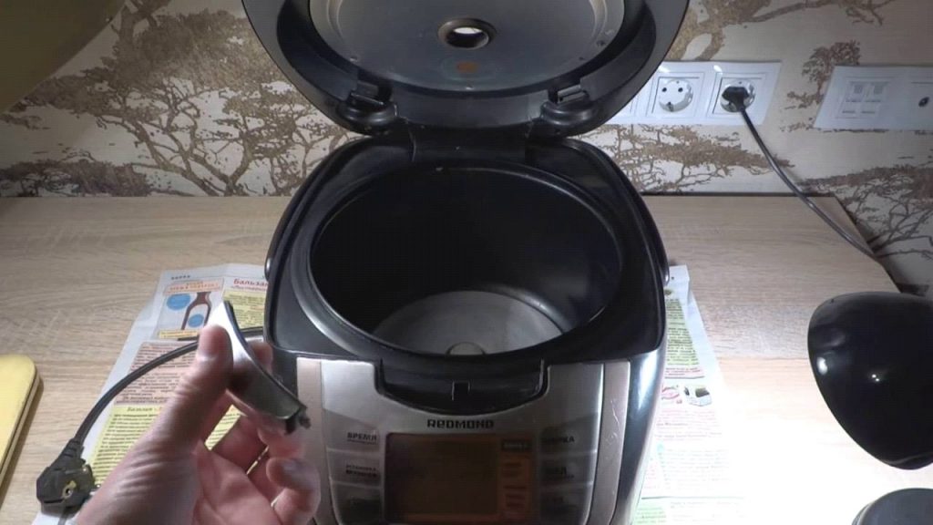 Come smontare una pentola di terracotta e un coperchio con le tue mani