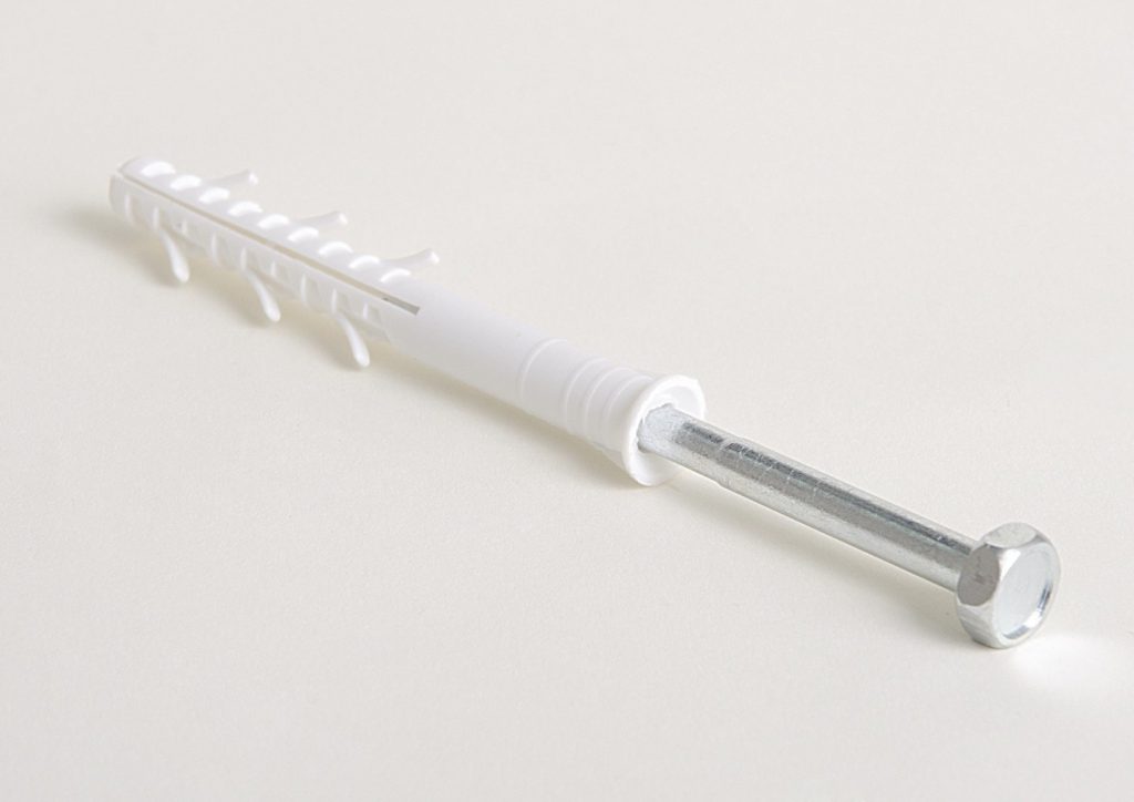 Come appendere e riparare lo scaldabagno sulle pareti di diversi tipi: legno, blocchi di schiuma, muro a secco e altri