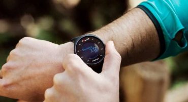 Panoramica di orologi intelligenti (bracciali) con cardiofrequenzimetro e tonometro