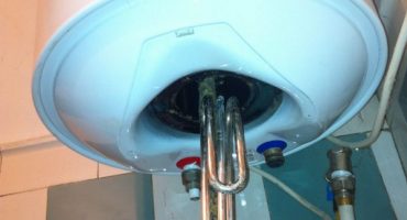 Controllo di dieci, un regolatore di temperatura, ouzo, la valvola di sicurezza di uno scaldabagno per manutenzione