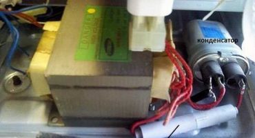 Check and discharge the microwave capacitor