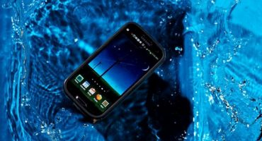Cosa fare se uno smartphone cade in acqua?