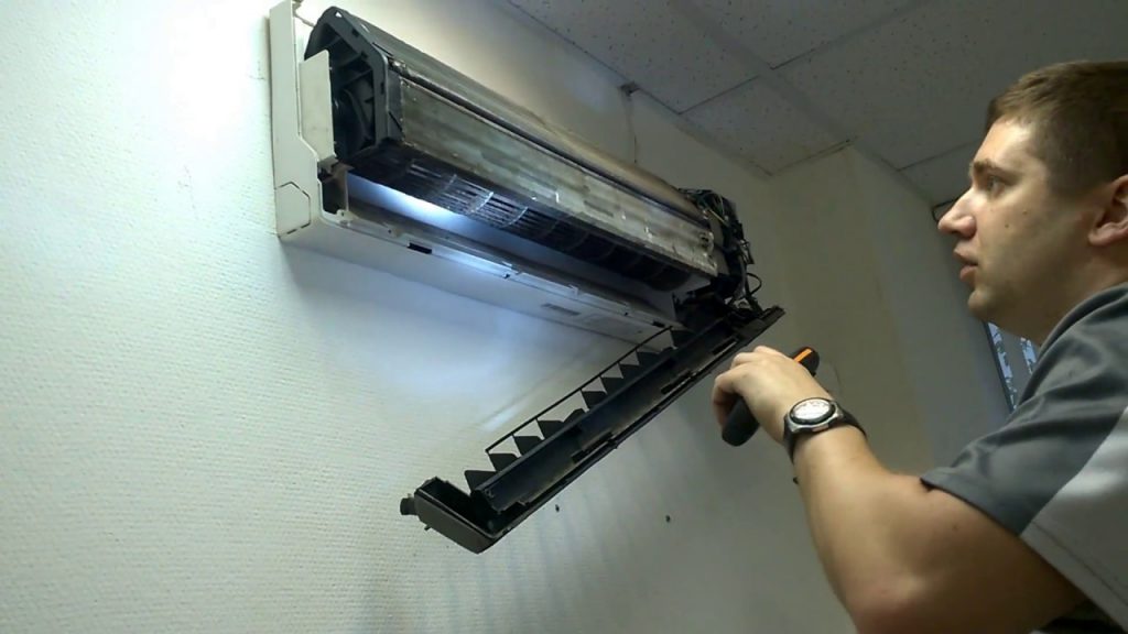 Smontaggio dell'unità interna per la pulizia