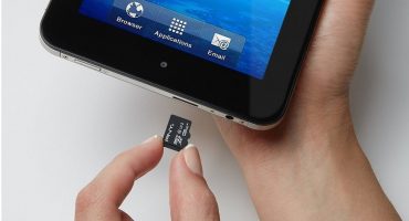 Colleghiamo l'unità flash USB al tablet