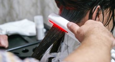 Ripristinare i capelli danneggiati aiuterà il ferro ad ultrasuoni a infrarossi