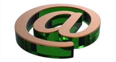 Scriviamo un cane sulla tastiera di un laptop