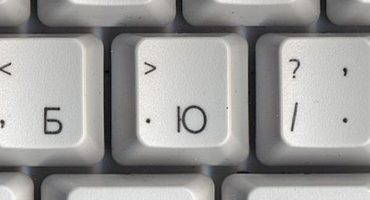 Digitiamo un punto sulla tastiera del laptop