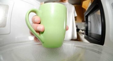 Come ripristinare lo smalto all'interno di un forno a microonde ed è dannoso utilizzare un forno a microonde con danni