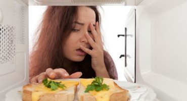 Quando si accende il microonde, si staccano le spine: problemi e loro soluzioni