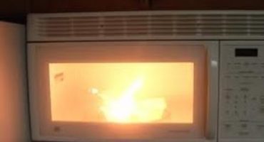 Perché il forno a microonde brilla e fa scoppiare o ronza - come risolvere la situazione