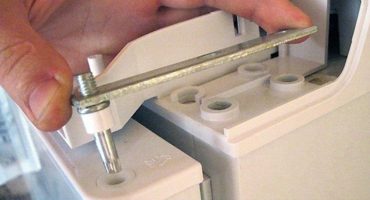 Come superare una porta del frigorifero con le tue mani